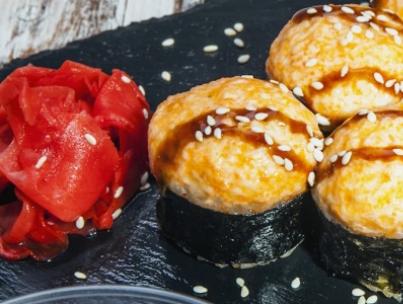 Запечені роли - оригінальні рецепти гарячої японської страви