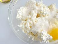 Як правильно запікати сирники в духовці: прості та смачні рецепти