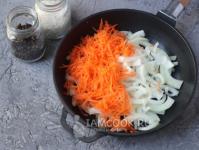 Оригінальний рецепт тушкованого мінтаю з цибулею та морквою від шеф-кухаря Як згасити рибу мінтай на сковороді