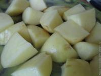 올리브 오일과 채소를 곁들인 삶은 감자 채소와 1시간 동안 어린 감자