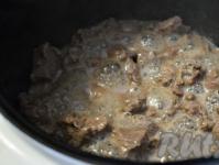 Тушкована яловичина в мультиварці зі сметаною