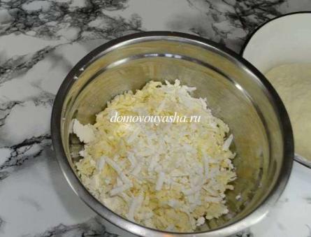 フライパンでチーズ入りハチャプリを調理する方法