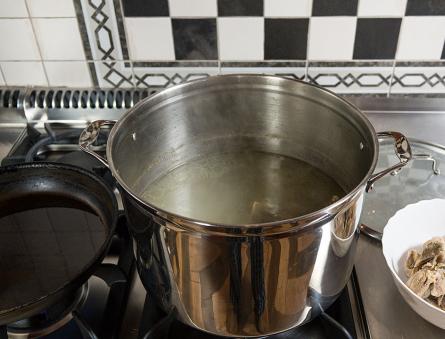 오븐에 소금에 절인 양배추를 곁들인 양배추 수프-산악 노동자가 준비한 양배추 수프 사진 레시피