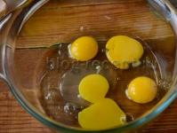 Корж на жовтках у мультиварці Що приготувати з яєчних білків у мультиварці