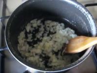 Курка, фарширована рисом та грибами, запечена цілком у духовці.