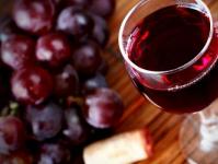 Як зробити домашнє вино з винограду