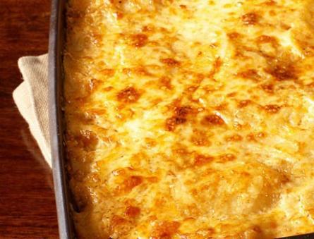 オーブンでチーズを添えたジャガイモ：レシピ