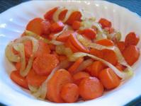Морква тушкована з томатною пастою