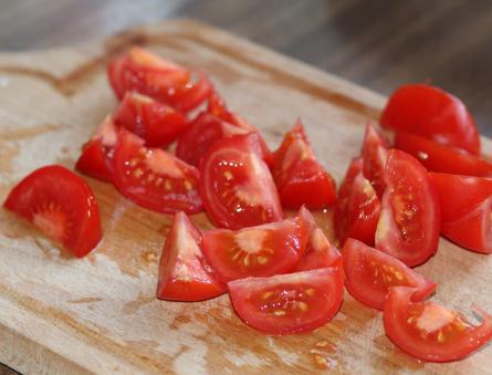 tsibule과 올리브를 곁들인 조각으로 토마토를 준비하는 과정