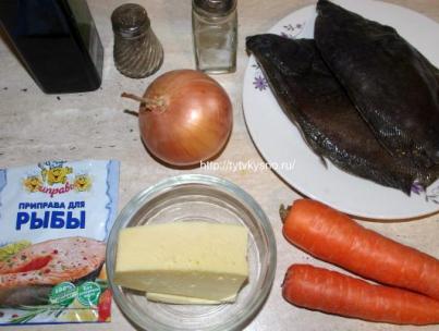 Камбала запечена в духовці з цибулею, морквою та сиром