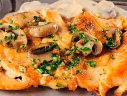 오븐에서 버섯을 곁들인 닭고기 오븐에서 구운 닭고기를 곁들인 버섯