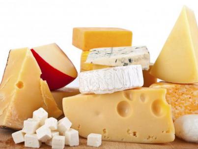 러시아 치즈에는 몇 칼로리가 포함되어 있습니까?