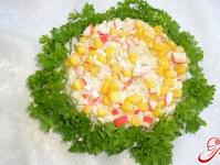 Святковий салат з кальмарами та крабовими паличками