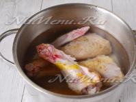 집에서 만든 lokshina를 곁들인 닭고기 수프 러시아 수프 - lokshina