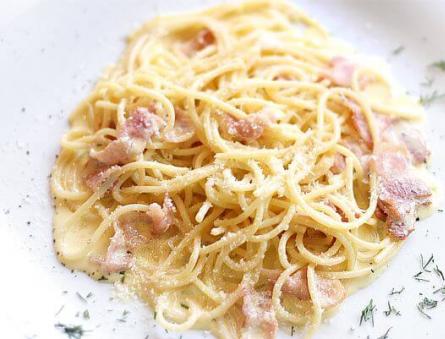 이탈리아의 고전 요리법에 따른 상판 스파게티