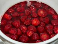 냉동 딸기로 설탕에 절인 과일을 올바르게 요리하는 방법 냉동 딸기로 설탕에 절인 과일을 요리하는 방법