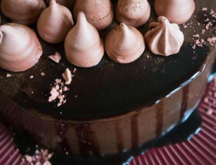 Шоколадно-вишневий мусовий торт із дзеркальною глазур'ю та вишневим кулі